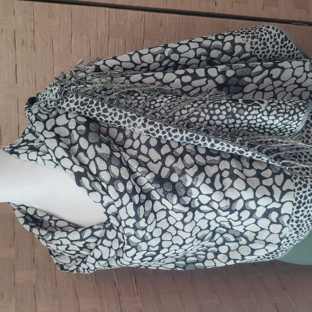 Modern Expressions animal scarf